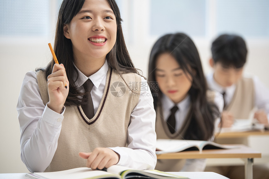 高中女学生在课堂听课图片