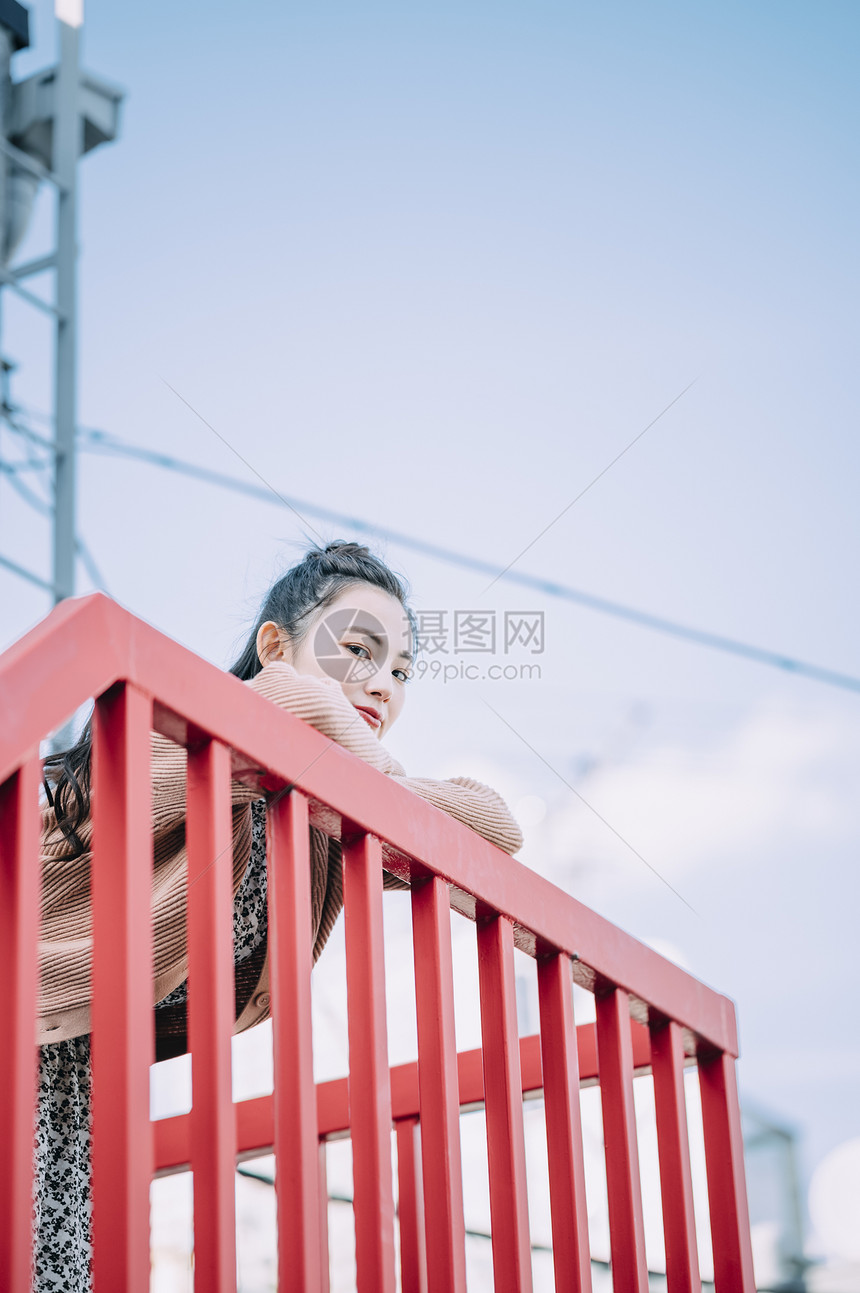 思考苦恼起居室户外女人图片