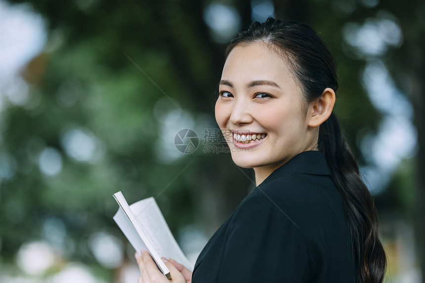 职业女娱乐公司职员读一本书的女商人图片