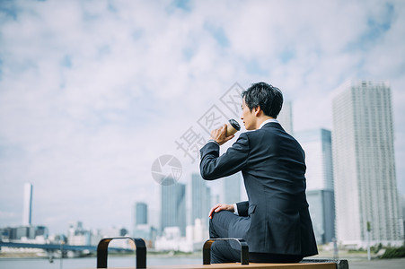 三十几岁男人男外面喝咖啡的商人图片