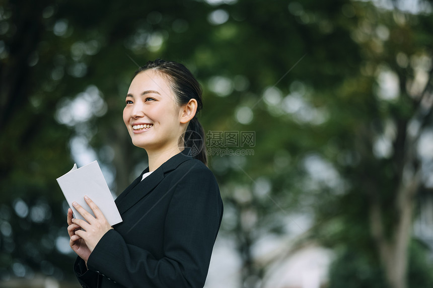 休假休息有趣读一本书的女商人图片