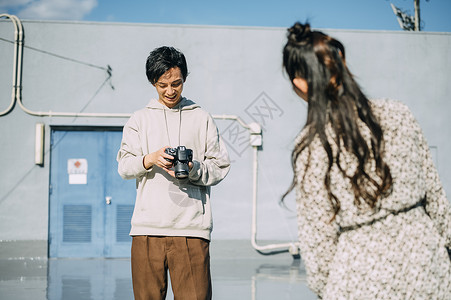 人物二十几岁度假的男人和女人图片