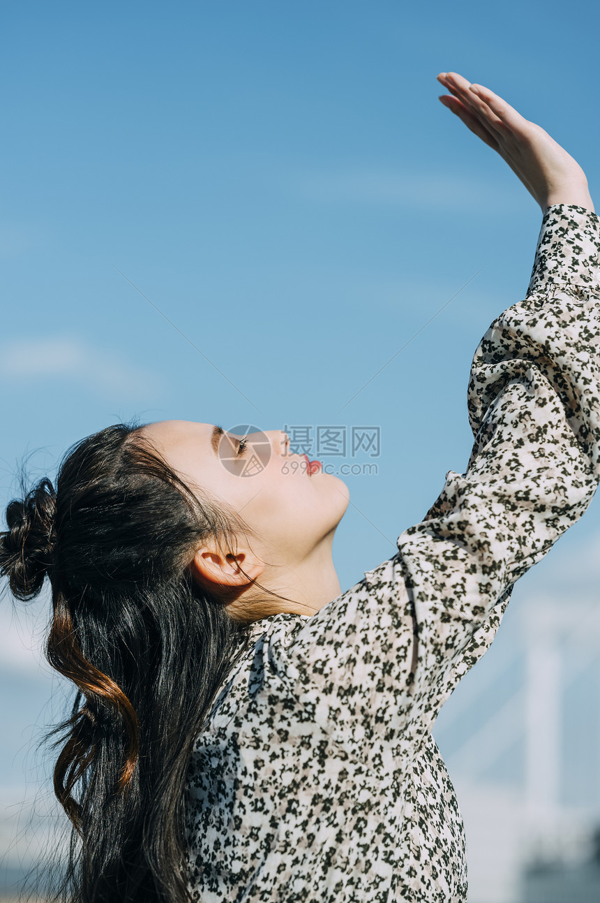 时髦女孩生机勃勃户外女子肖像图片