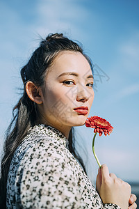 模型胸像假日拿着花的妇女的画象背景图片