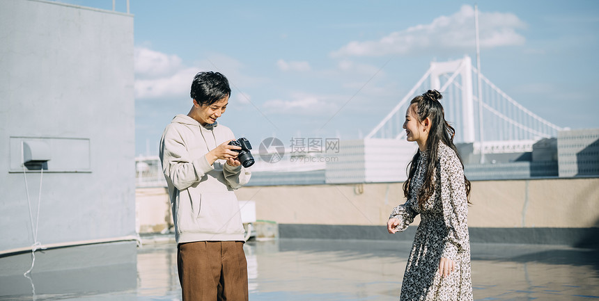 壮年摄相机女士们的男人和女人图片