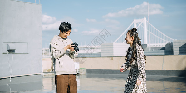 壮年摄相机女士们的男人和女人图片