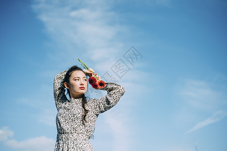 天台拍照的年轻女性图片