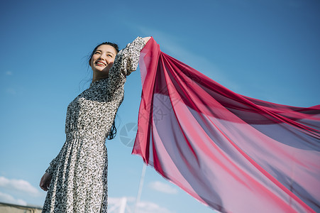 户外惬意休息的青年男女图片