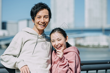 户外惬意休息的青年男女图片