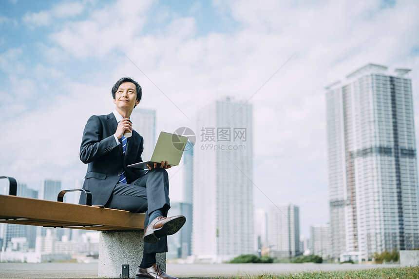 天台上拍照的年轻男女图片