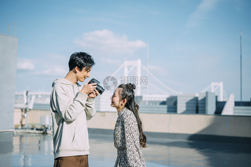 天台上拍照的年轻男女图片