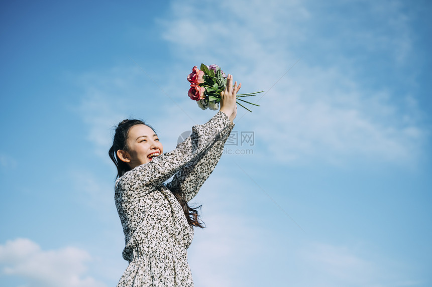 天台上拍照的年轻男女图片