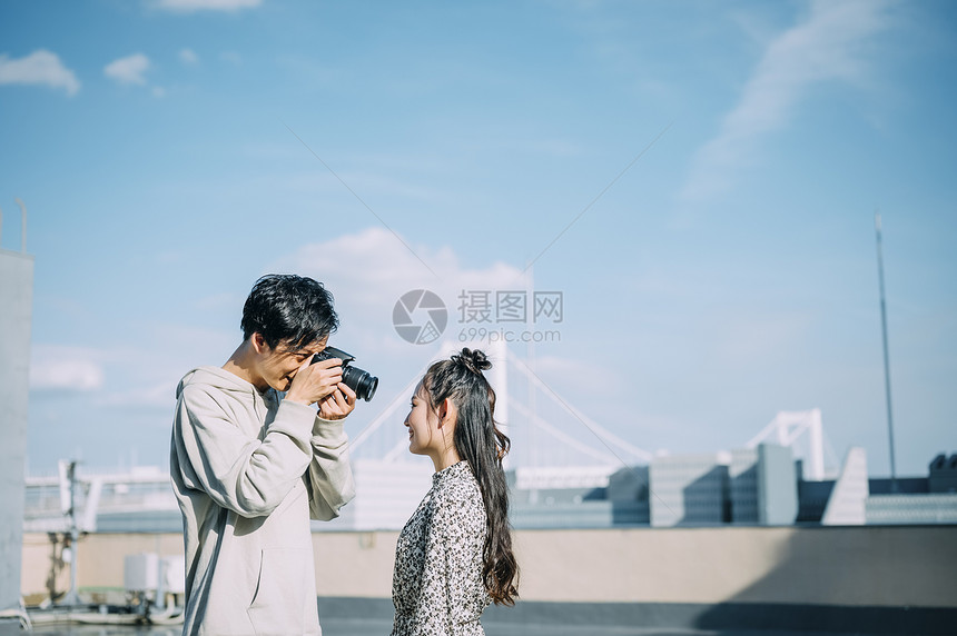 天台上拍照的年轻男女图片