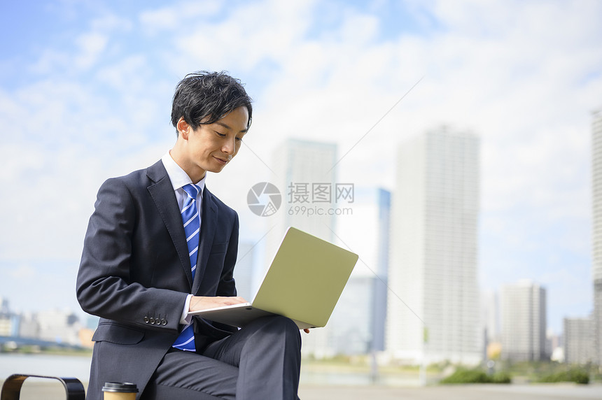 天台上拍照的年轻男女图片