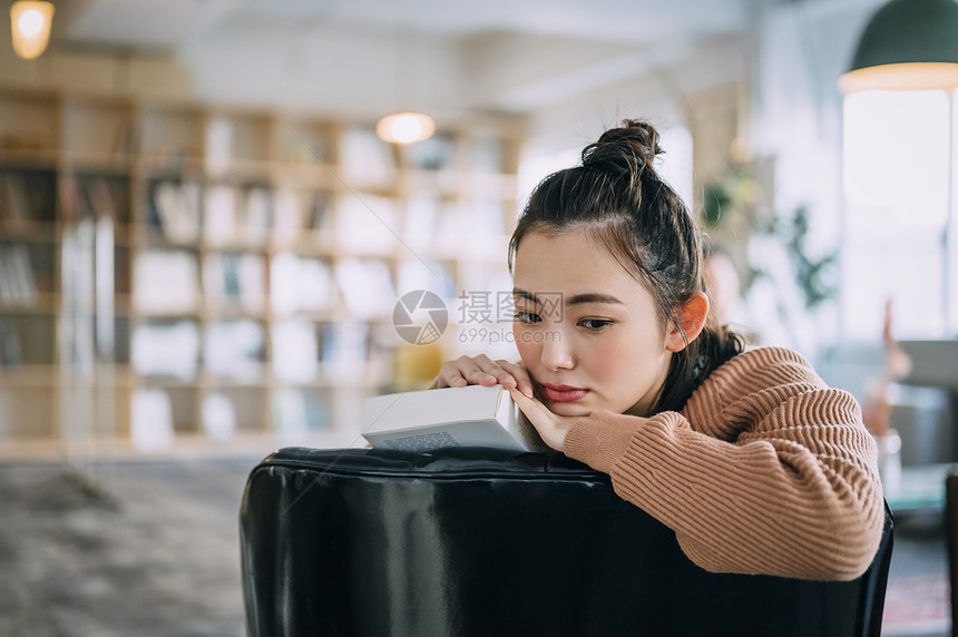 天台上拍照的年轻男女图片