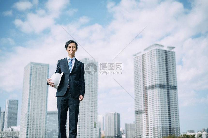 天台上拍照的年轻男女图片