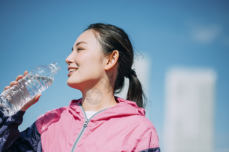 女性户外运动跑步图片