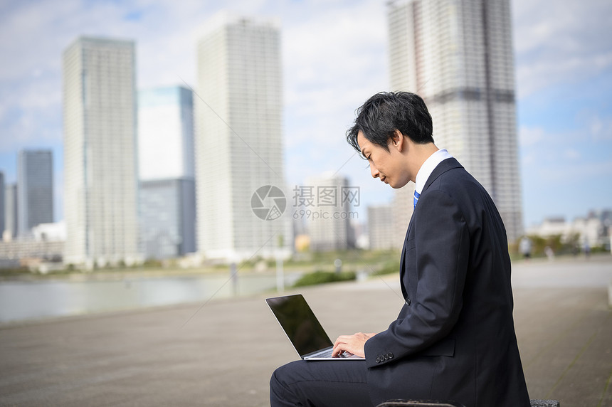 天台上拍照的年轻男女图片