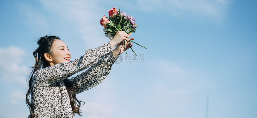 天台上拍照的年轻男女图片