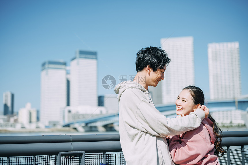 天台上拍照的年轻男女图片