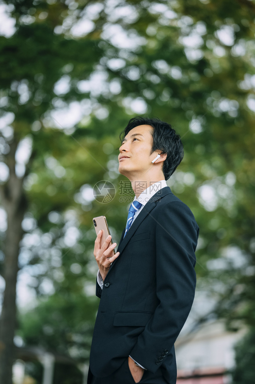 天台上拍照的年轻男女图片