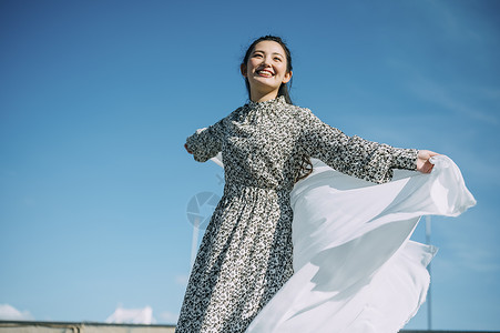 手账风男女天台上拍照的年轻男女背景