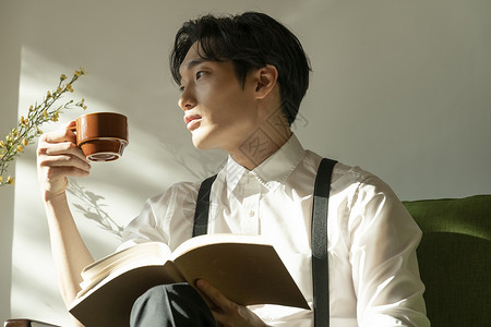 男人在看书喝咖啡图片
