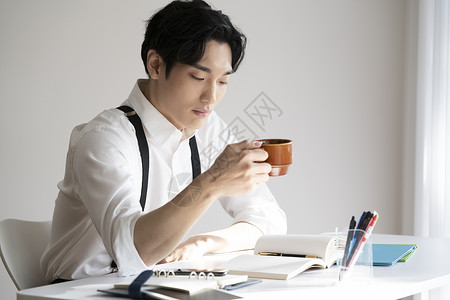 男人在工作喝咖啡图片