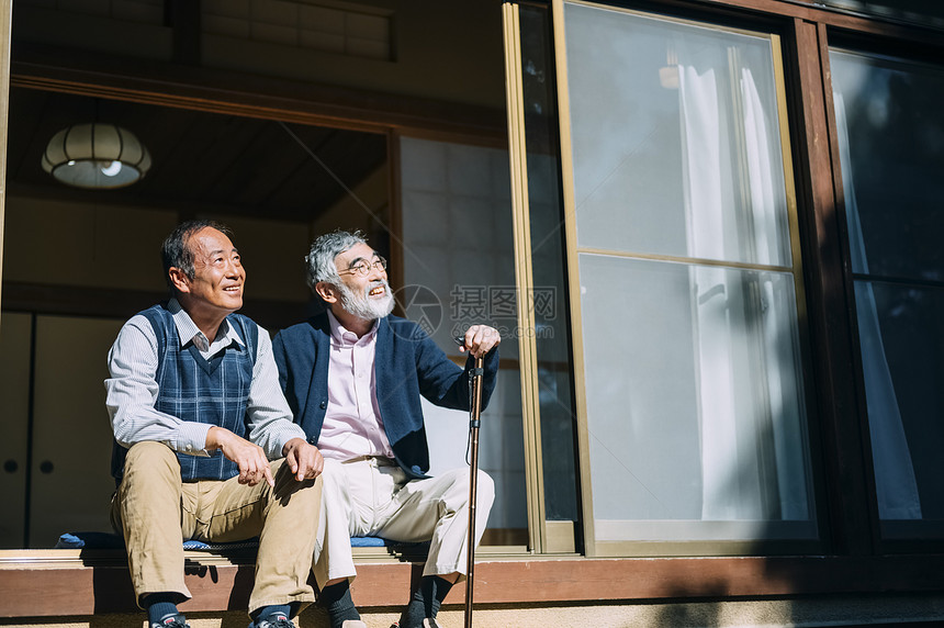 两个人70几岁放松老人和他的朋友图片