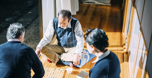 空白部分女士们退休老人玩将棋图片