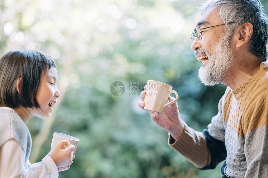 胸像男快乐的爷爷和孙子下午茶时间图片