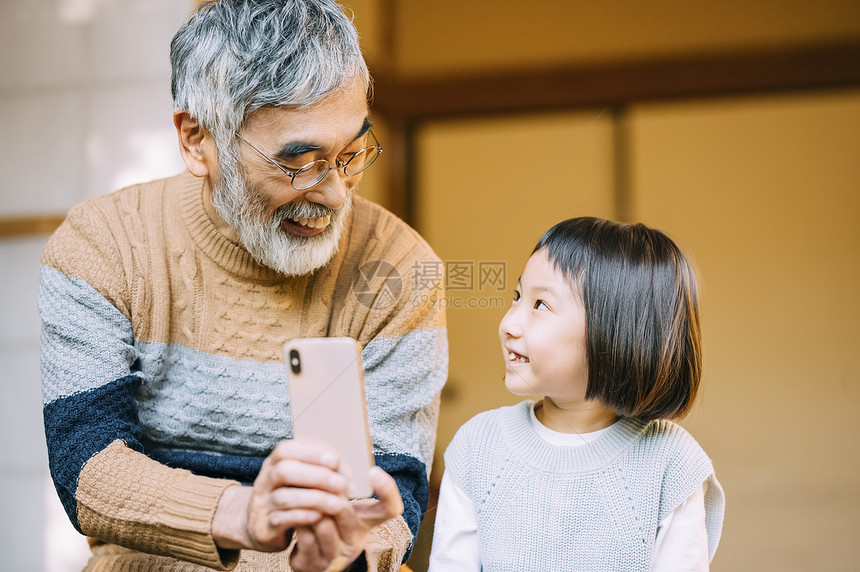 爷爷和孙女使用智能手机图片