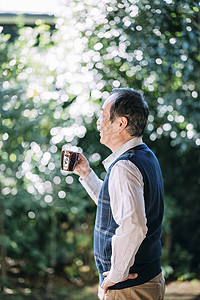年老老人喝咖啡背景图片