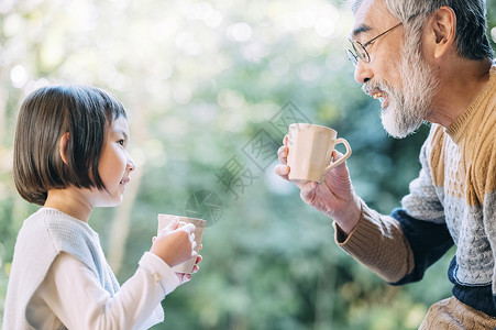 爷爷和孙女下午茶时间图片