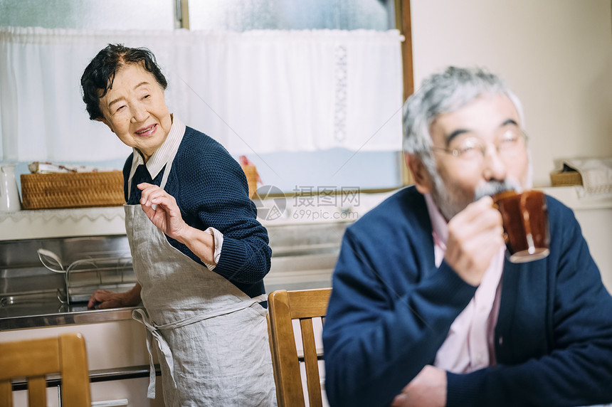 一对年长的夫妇图片