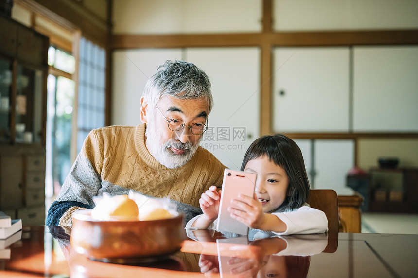 孙女和爷爷用手机拍照图片