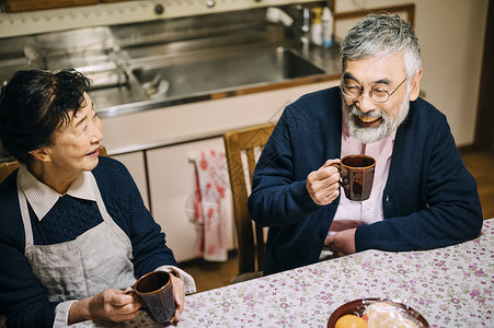 年长的夫妇喝下午茶图片