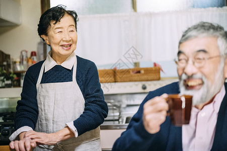 客厅里喝下午茶的老年夫妇图片