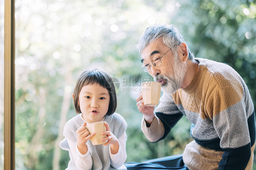 孙女陪爷爷一起喝茶图片