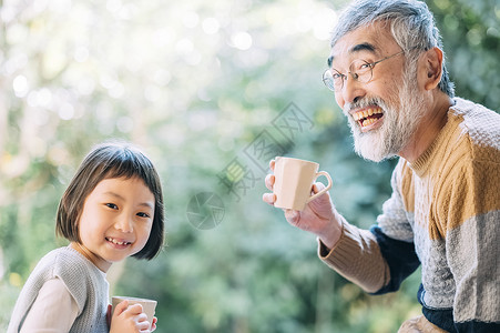 孙女陪爷爷一起喝茶图片