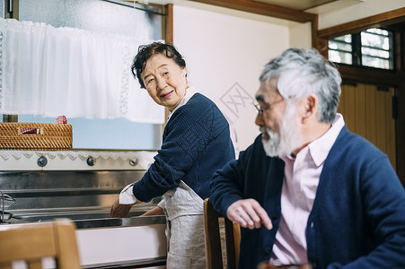 一对年长的夫妇背景图片