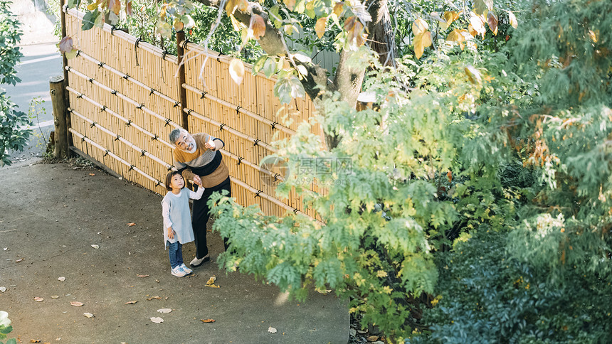 院子里陪孙女玩耍的祖父图片