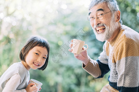 孙女陪 爷爷一起喝茶图片