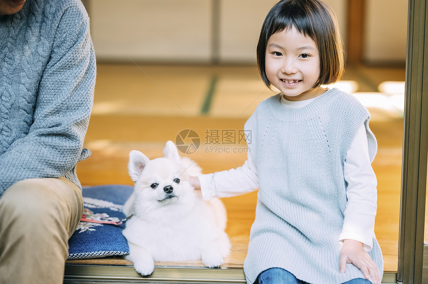 可爱的小女孩和博美犬图片