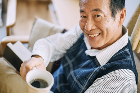 喝咖啡的老年人图片