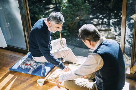 两个老人下棋图片