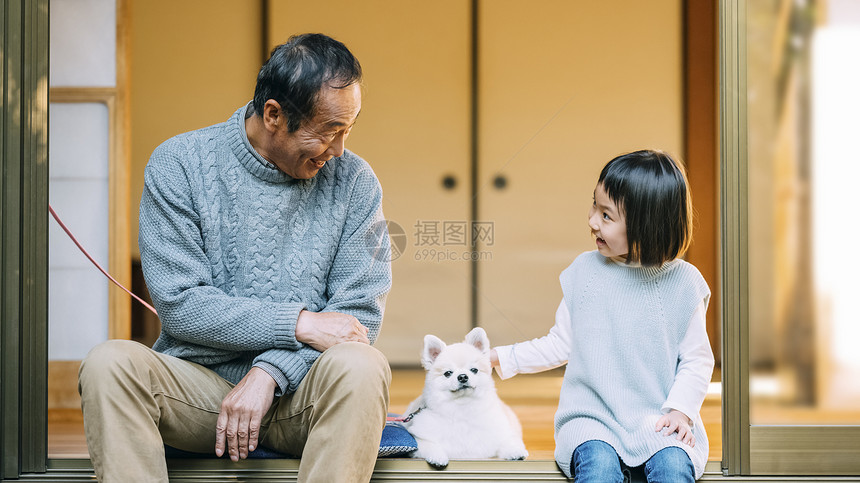 院子里的祖孙和博美犬图片