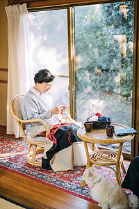 庭院里织毛衣的老年妇女图片