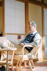 电影岁月无声喝咖啡看电脑的老年人背景