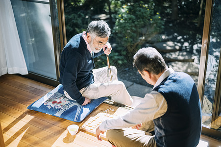 两个老人下棋图片